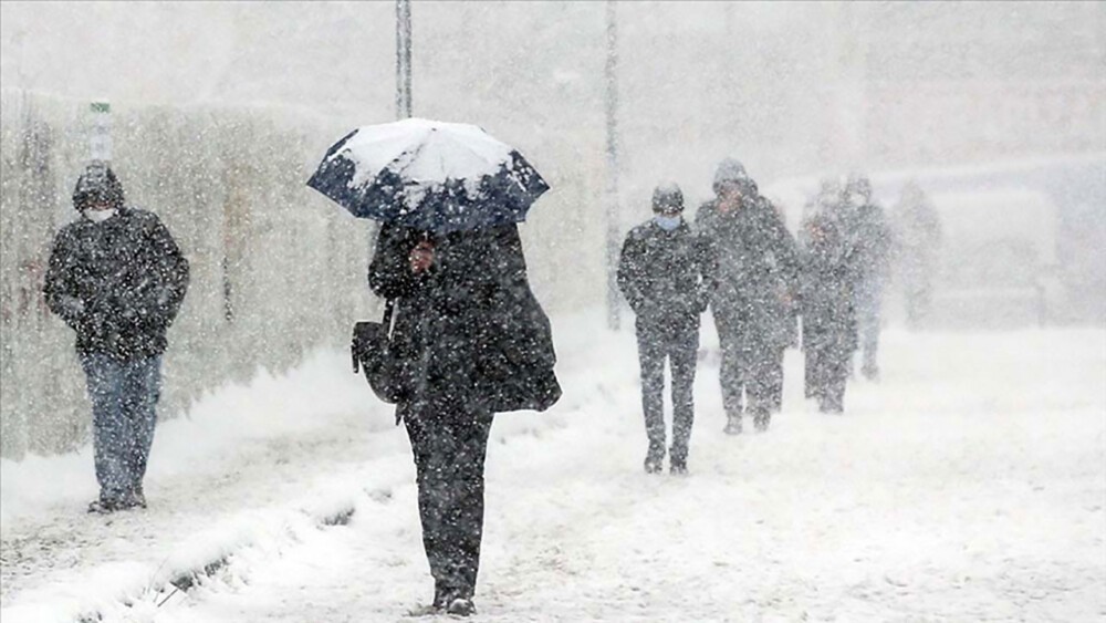 مواطنون أثناء العاصفة الثلجية الأخيرة التي ضربت اسطنبول