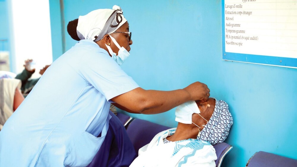 طبيبة ضمن مخيم علاج البصر في ساحل العاج نفذته قطر الخيرية