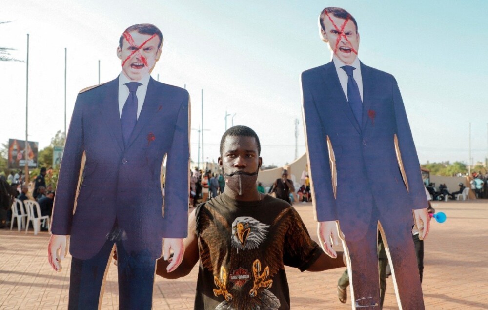La France reçoit de nouvelles claques en Afrique… son visage colonial se montre et son influence s’amenuise (rapport)